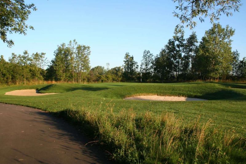 Diamond Hawk Golf Course & Pub